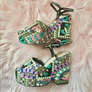 🌟 Funky peep toe platforms 🌟